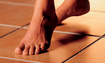mezítláb járás, mint a gomba megjelenésének oka a láb bőrén